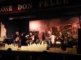 I Grandi & fanti sul palco del Teatro Don Pelle