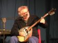 Enrico, autore del brano e guida della band, al bouzouki